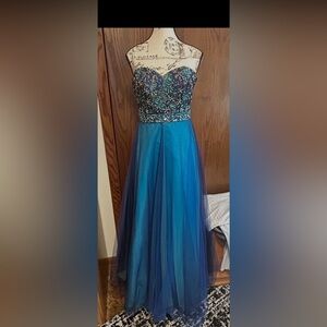 Studio 17 - Elegant Blue & Beaded Strapless Gown size 4 - Stunning
